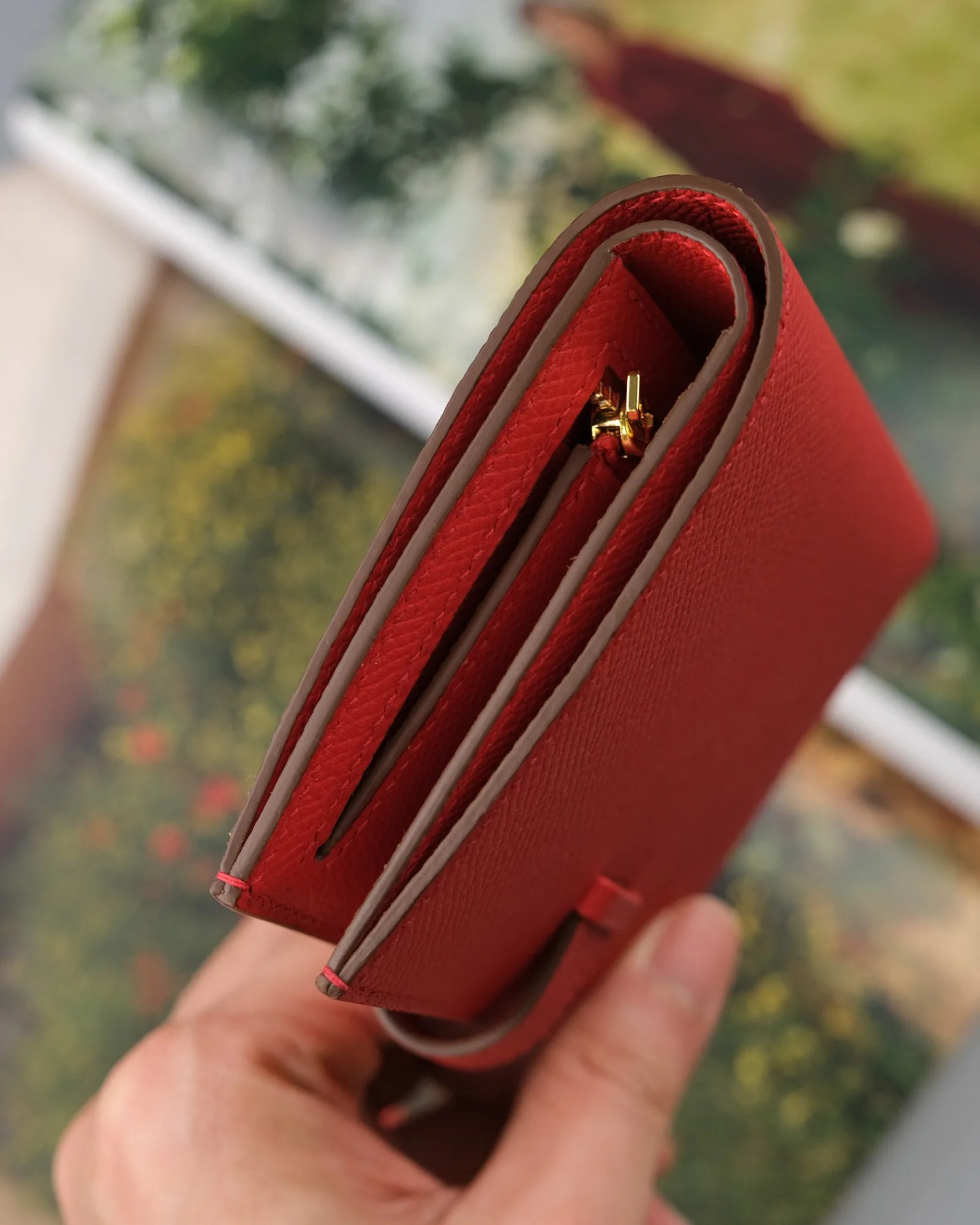 Ảnh Studio Ví gập đôi da Epsom màu đỏ quai cài chữ H - Koi Leather
