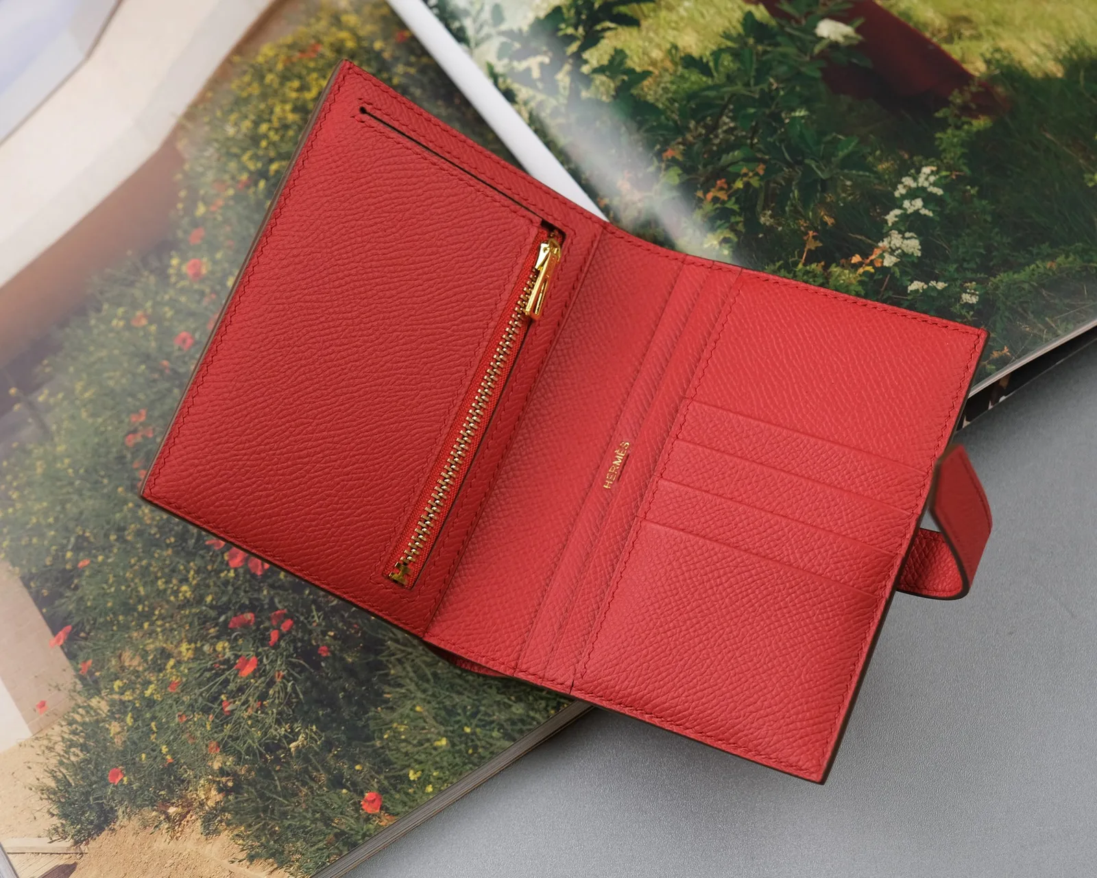 Ảnh Studio Ví gập đôi da Epsom màu đỏ quai cài chữ H - Koi Leather