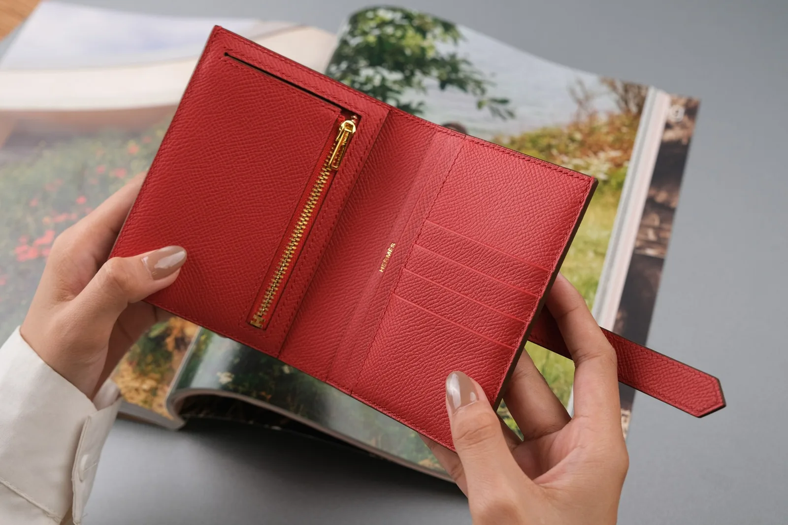 Ảnh Lifestyle Ví gập đôi da Epsom màu đỏ quai cài chữ H - Koi Leather