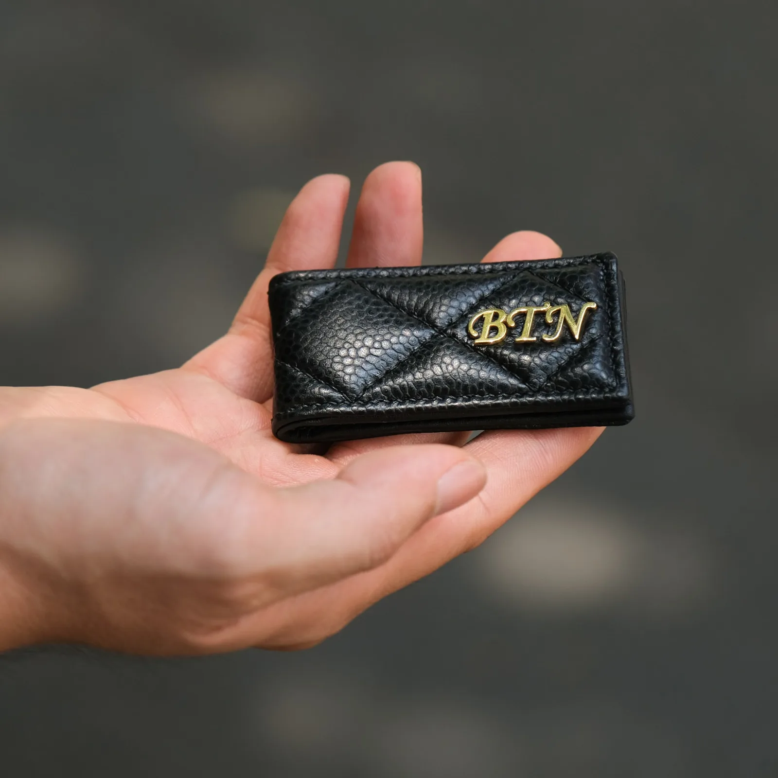 Ảnh Lifestyle Kẹp tiền nam châm da Caviar màu đen chần trám - Koi Leather