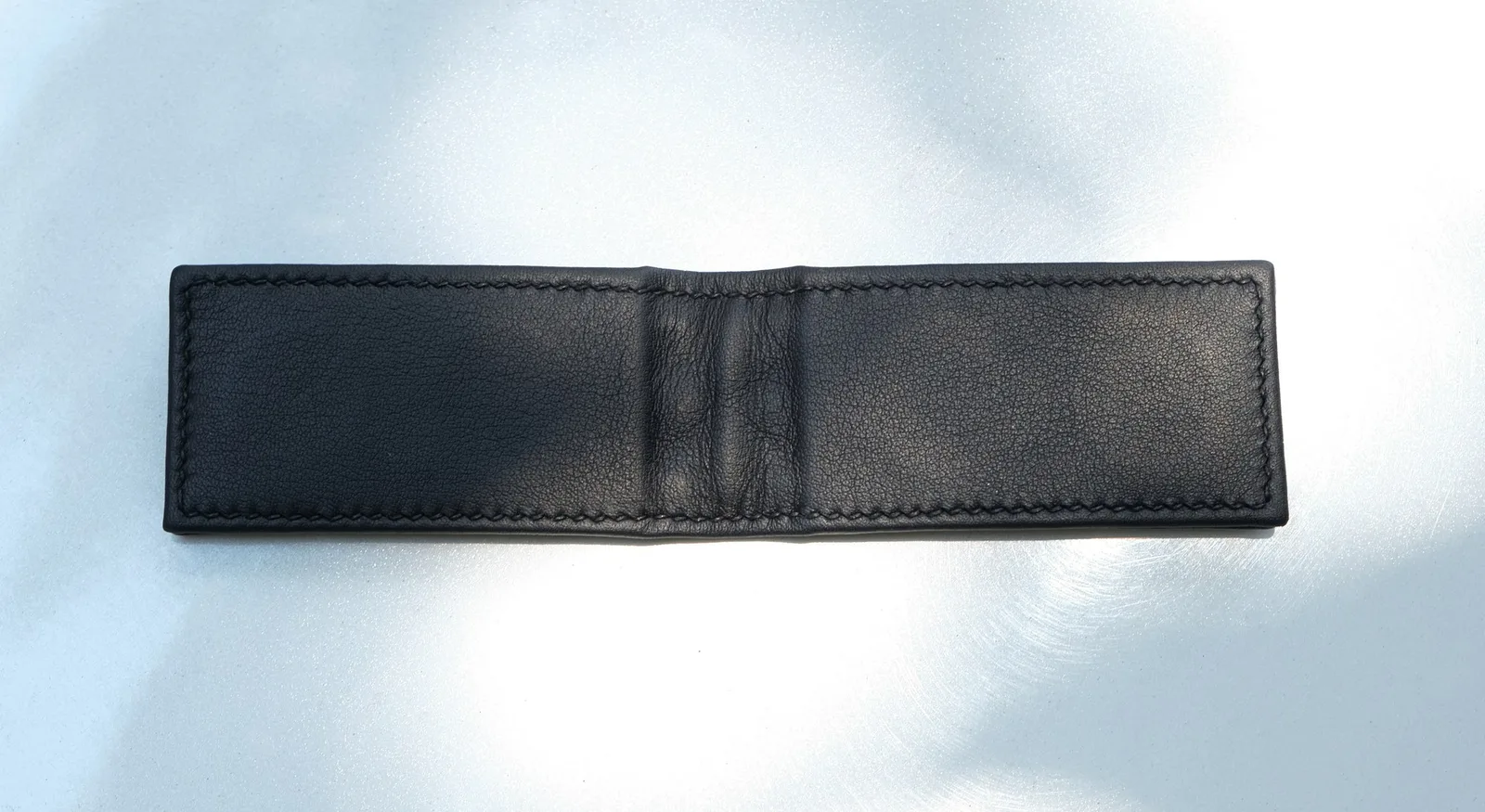 Ảnh Studio Kẹp tiền nam châm da Caviar màu đen chần trám - Koi Leather