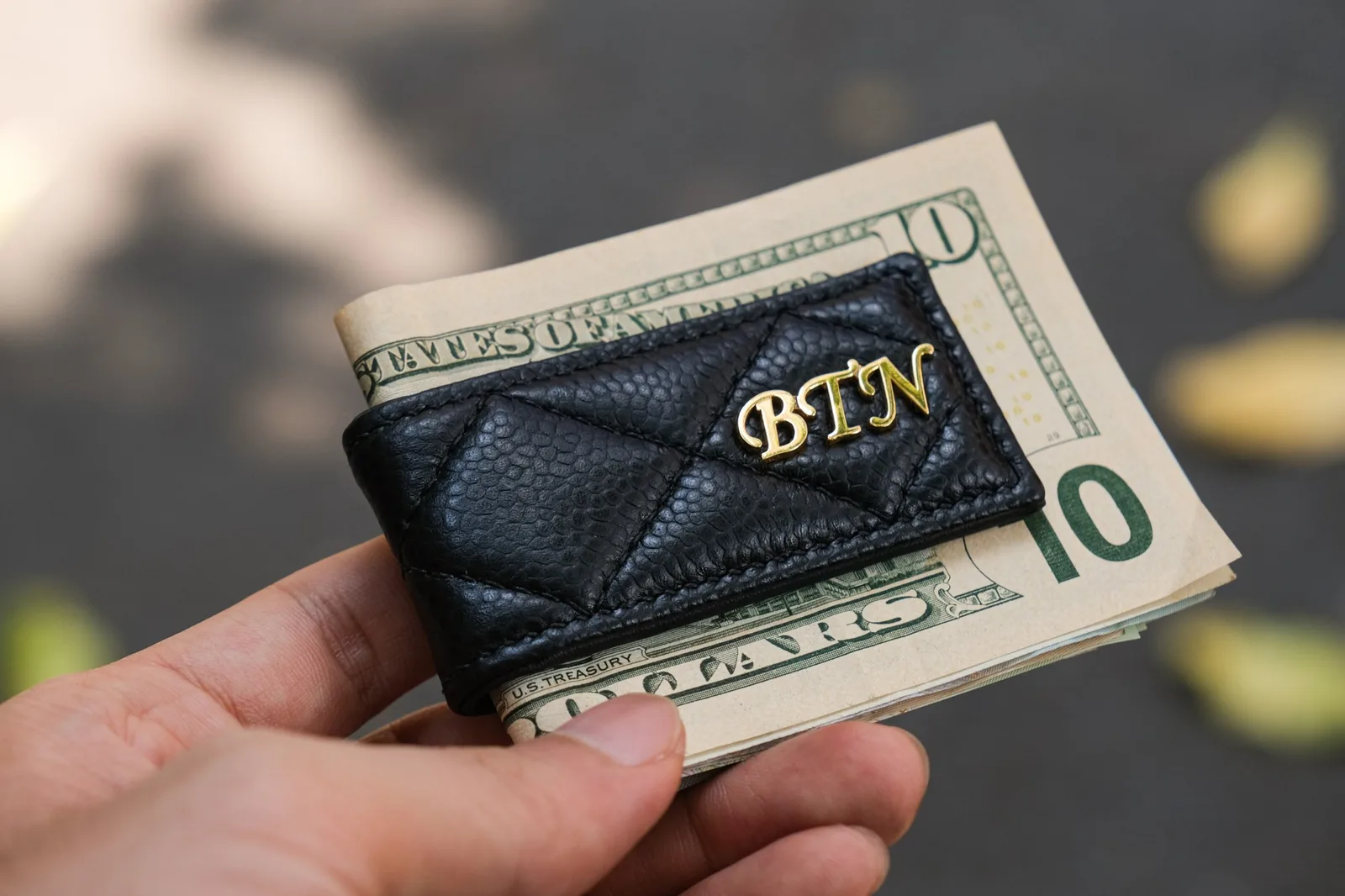 Ảnh Lifestyle Kẹp tiền nam châm da Caviar màu đen chần trám - Koi Leather