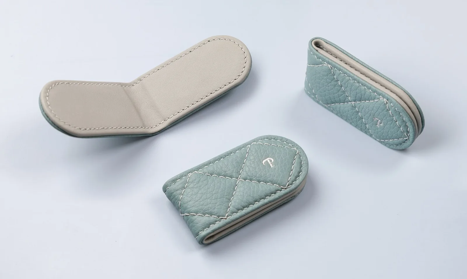 Ảnh Studio Kẹp tiền nam châm da bò chần trám màu xanh Blue Sky - Koi Leather