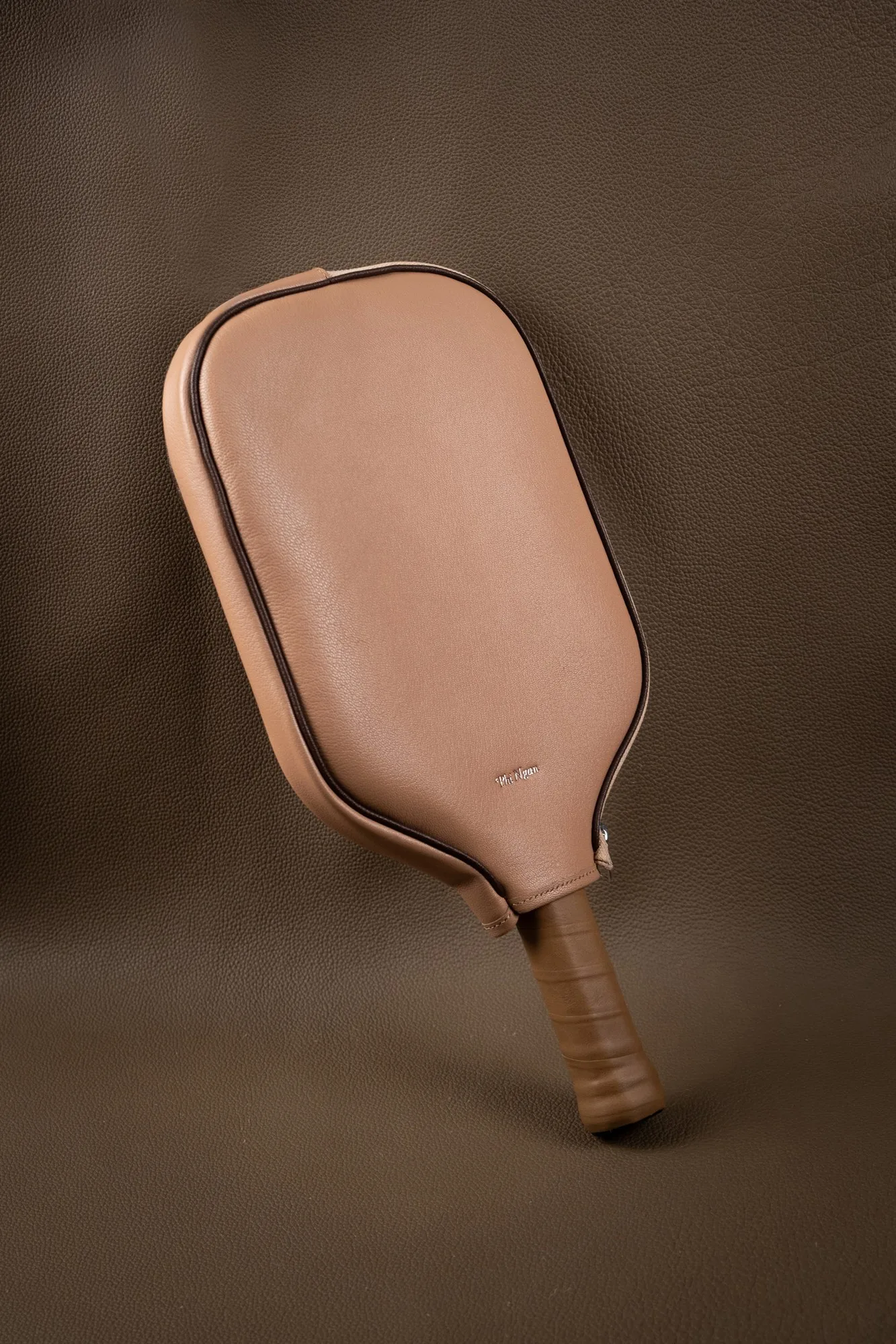 Ảnh Studio Bao da bọc vợt pickleball màu taupe khóa kéo - Koi Leather