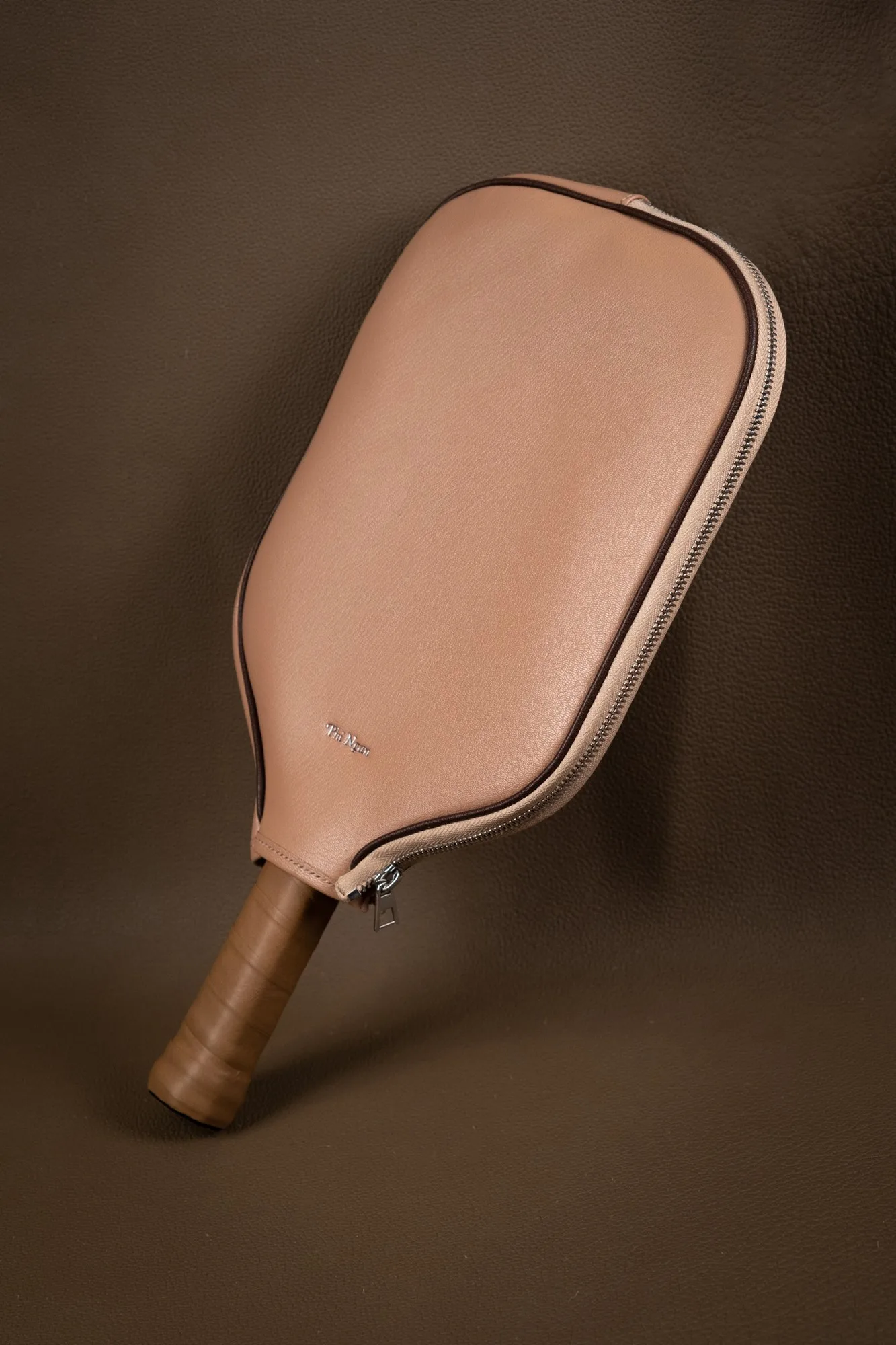 Ảnh Studio Bao da bọc vợt pickleball màu taupe khóa kéo - Koi Leather