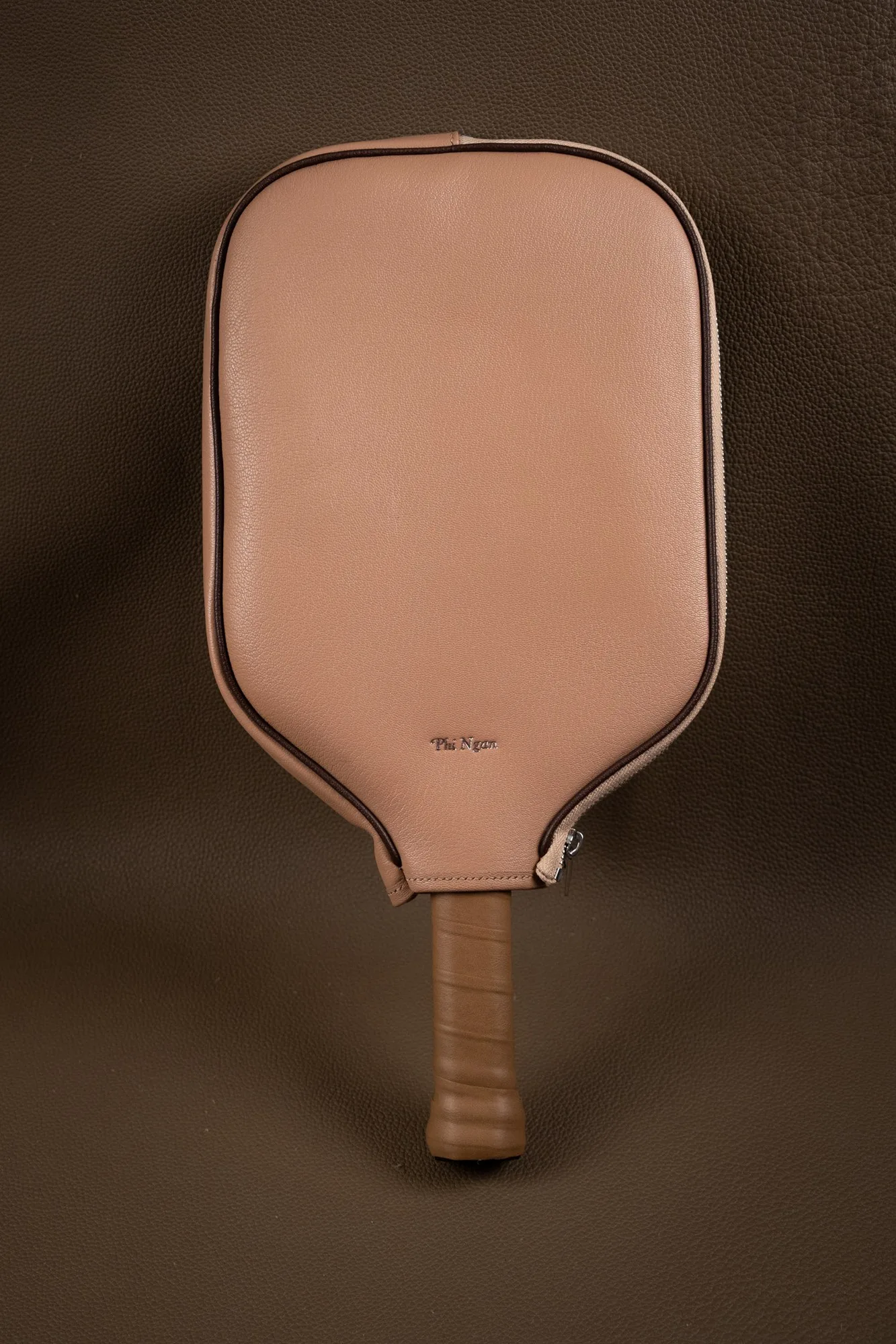 Ảnh Studio Bao da bọc vợt pickleball màu taupe khóa kéo - Koi Leather