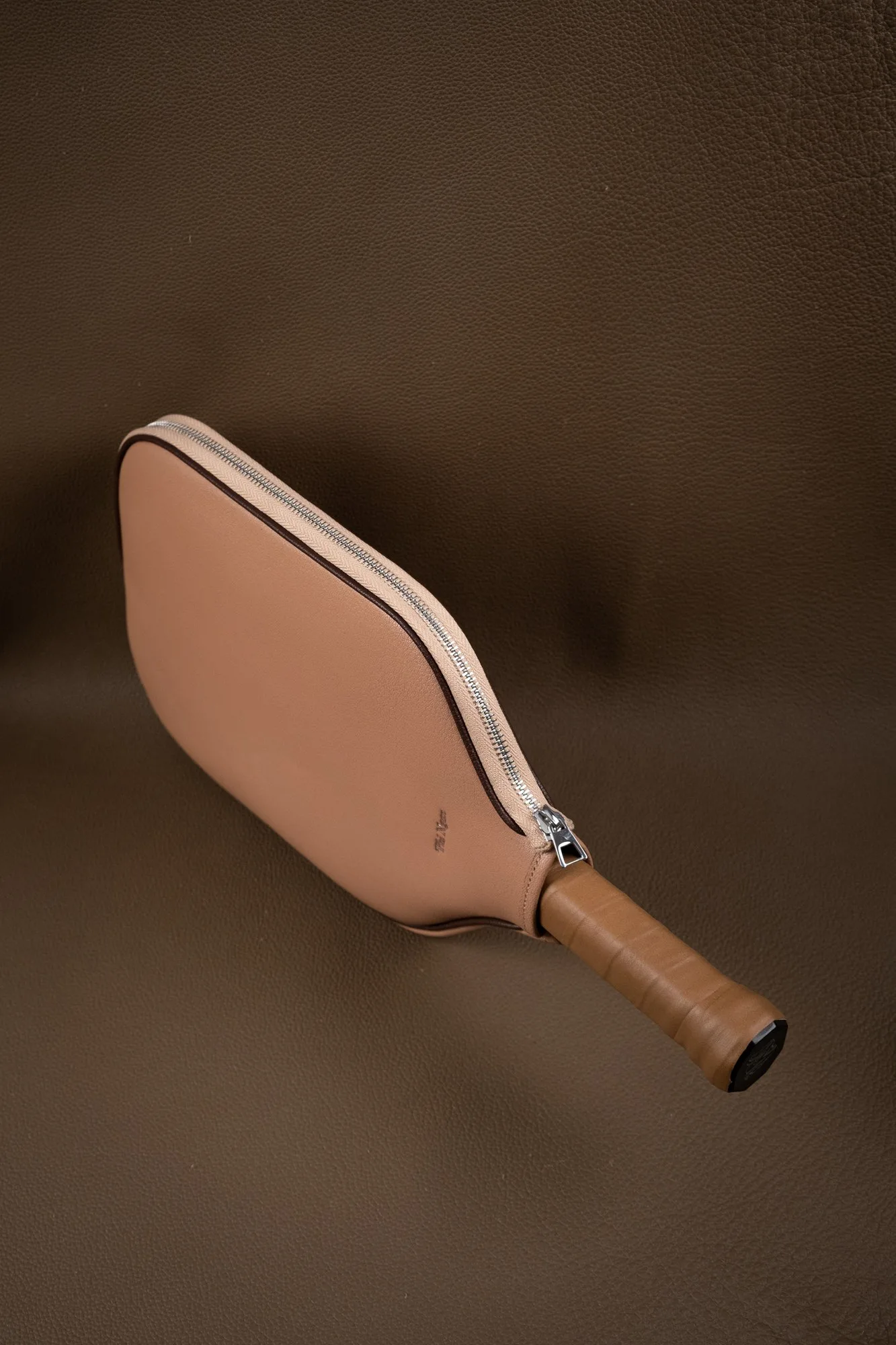 Ảnh Studio Bao da bọc vợt pickleball màu taupe khóa kéo - Koi Leather