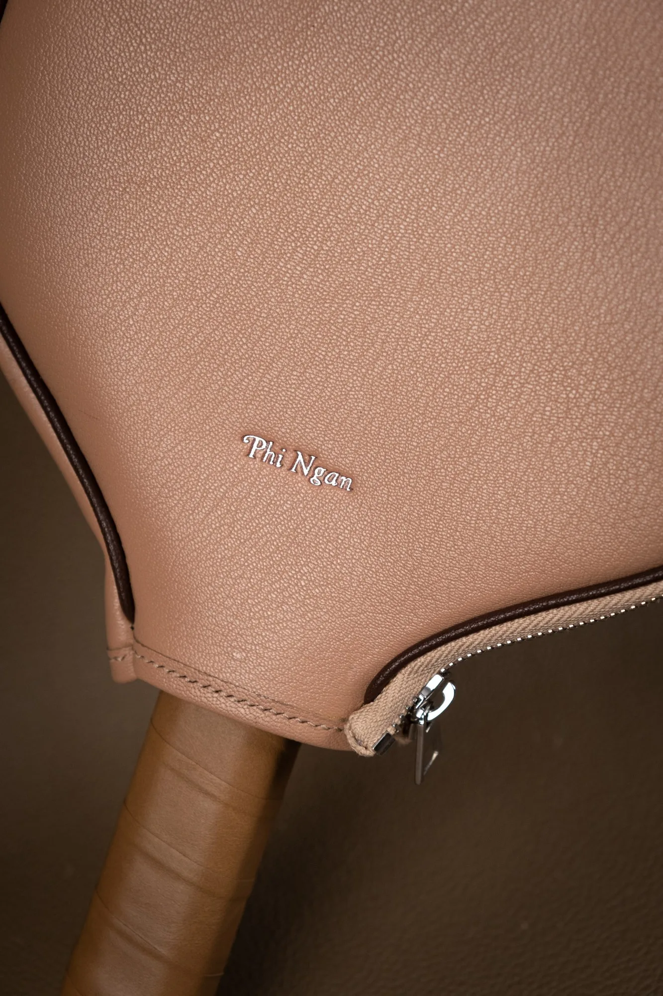 Ảnh Bao da bọc vợt pickleball màu taupe khóa kéo - Koi Leather