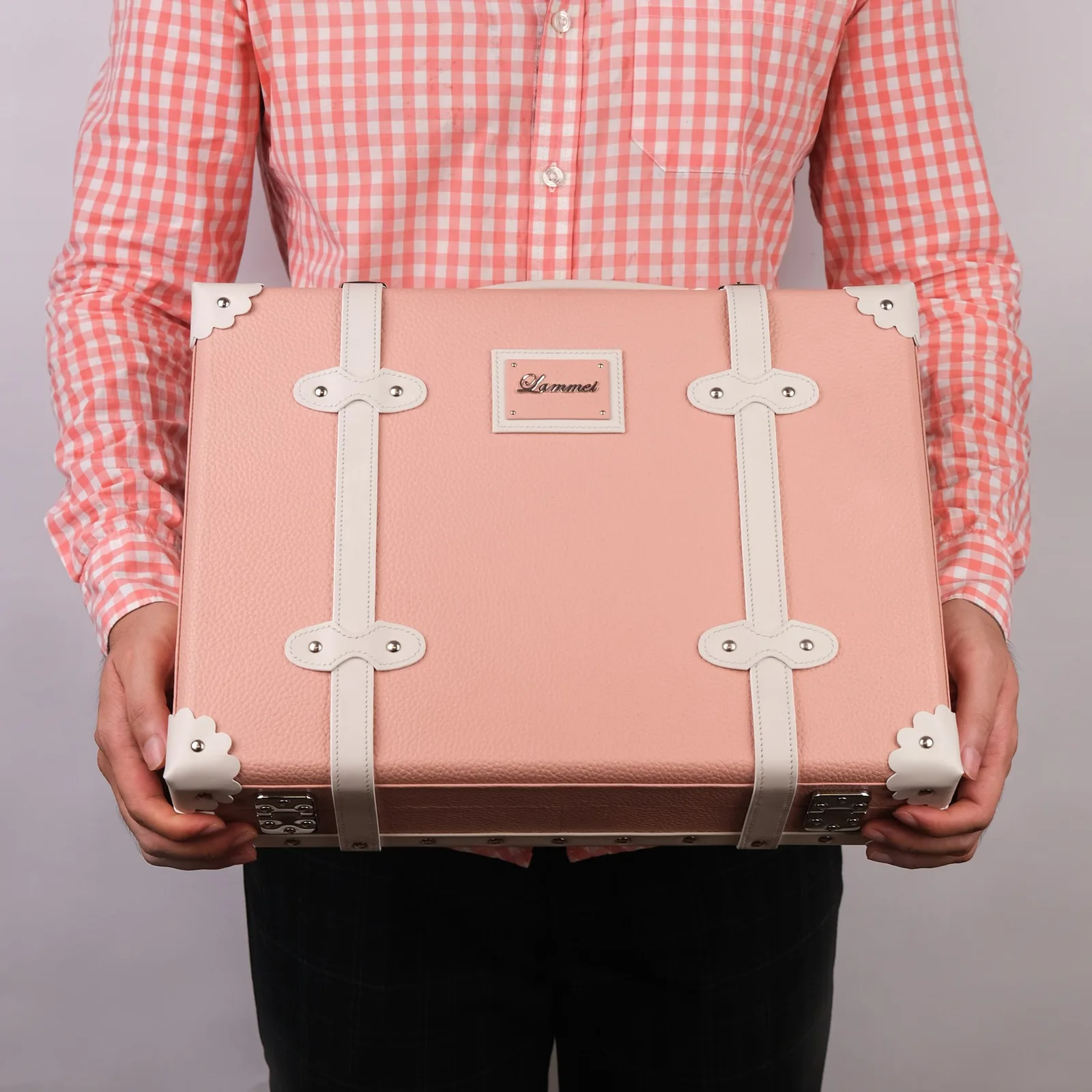 Ảnh Lifestyle Hộp da dáng vali cổ điển màu hồng phối kem - Koi Leather