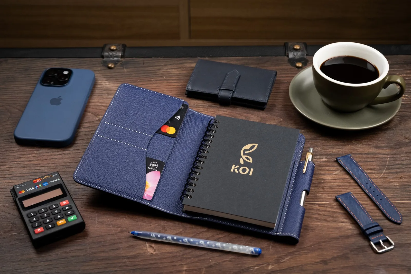 Ảnh Lifestyle Bìa da bò Epsom đựng sổ tay màu navy tích hợp khe cài bút - Koi Leather