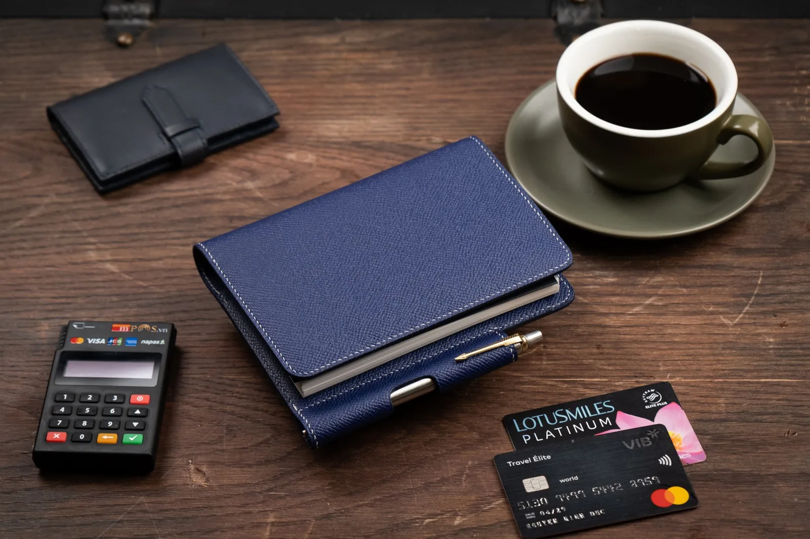 Ảnh Lifestyle Bìa da bò Epsom đựng sổ tay màu navy tích hợp khe cài bút - Koi Leather