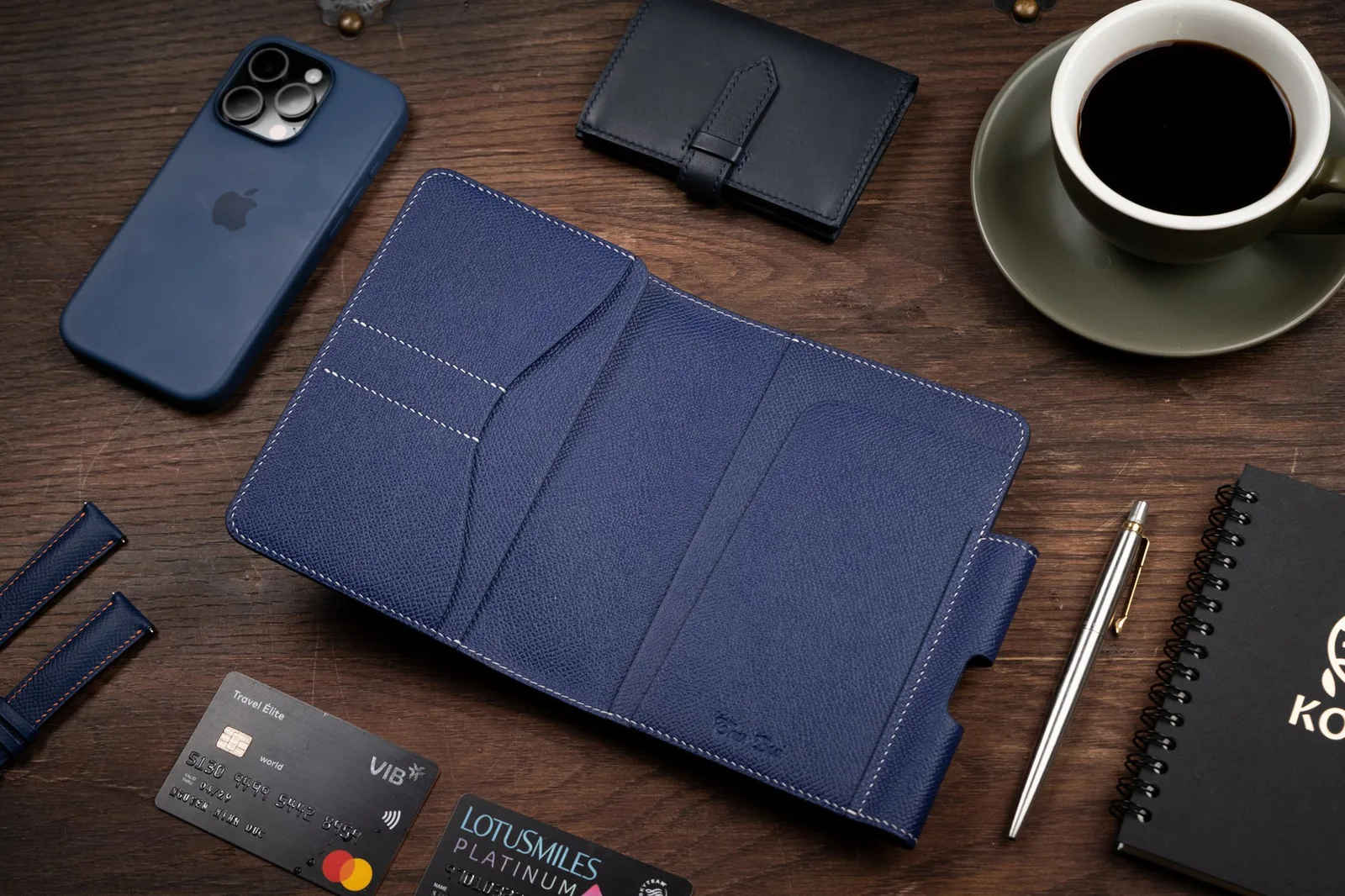 Ảnh Lifestyle Bìa da bò Epsom đựng sổ tay màu navy tích hợp khe cài bút - Koi Leather