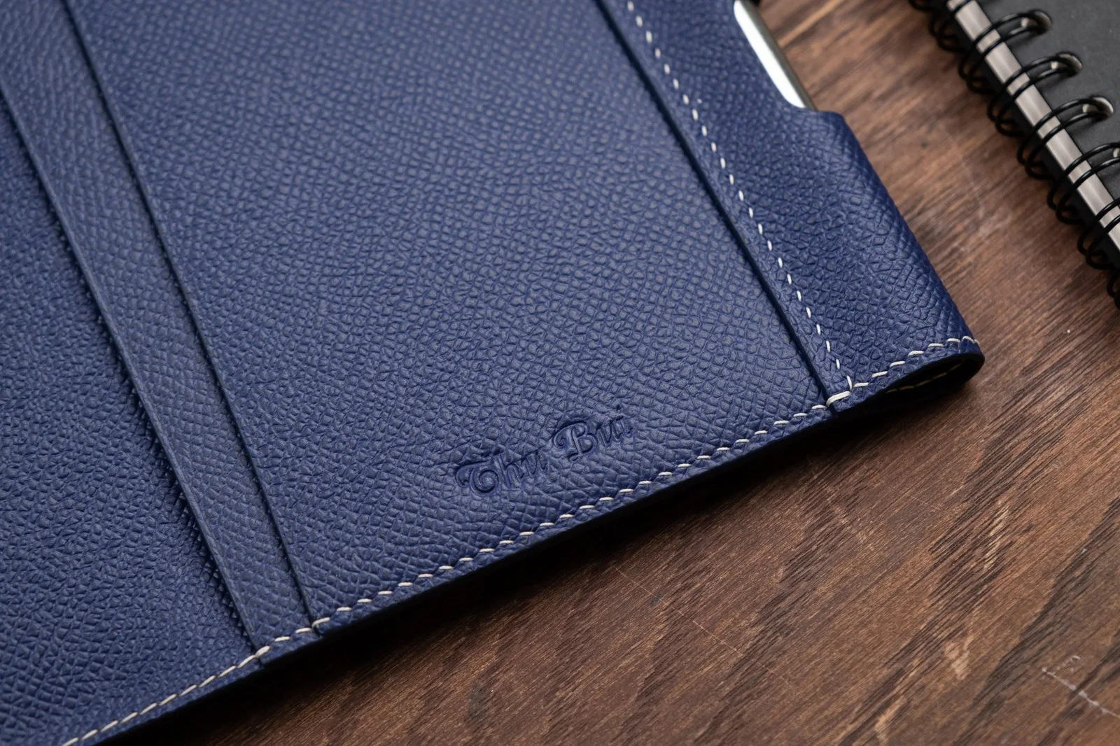 Ảnh Bìa da bò Epsom đựng sổ tay màu navy tích hợp khe cài bút - Koi Leather