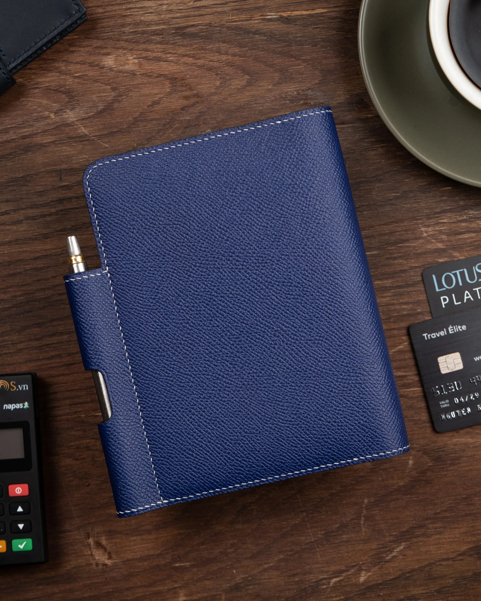 Ảnh Lifestyle Bìa da bò Epsom đựng sổ tay màu navy tích hợp khe cài bút - Koi Leather
