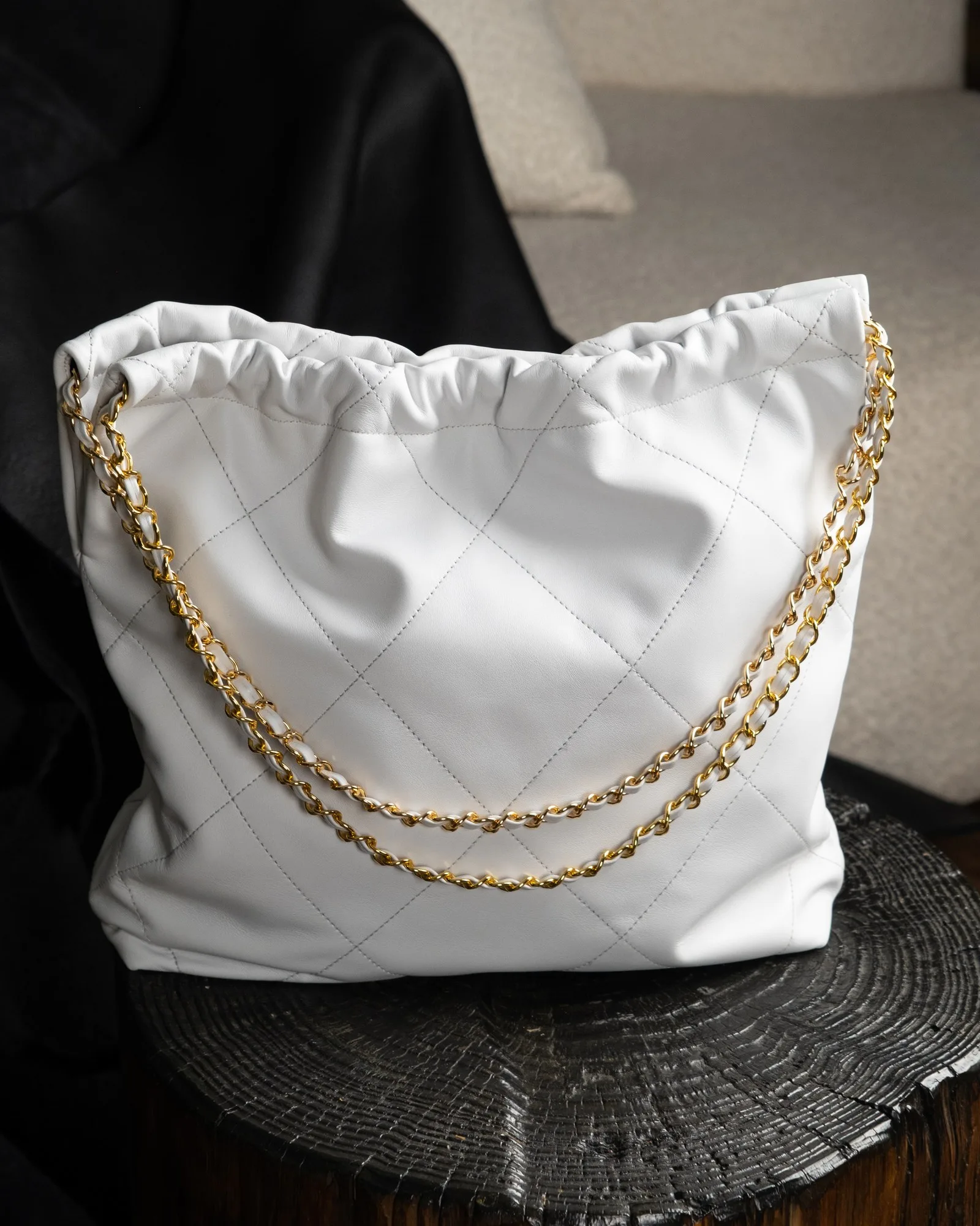 Ảnh Studio Túi tote da bò chần trám dây xích màu trắng - Koi Leather