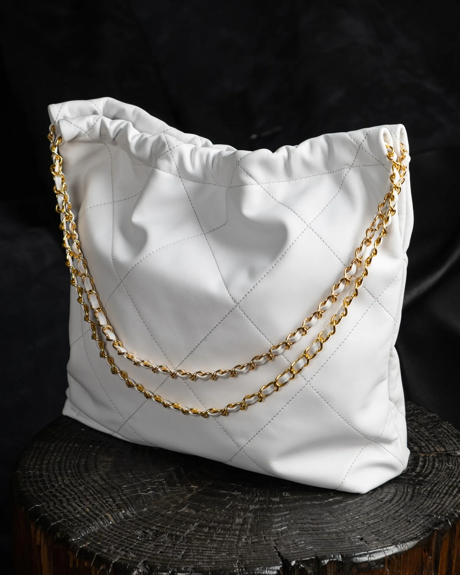 Ảnh Studio Túi tote da bò chần trám dây xích màu trắng - Koi Leather