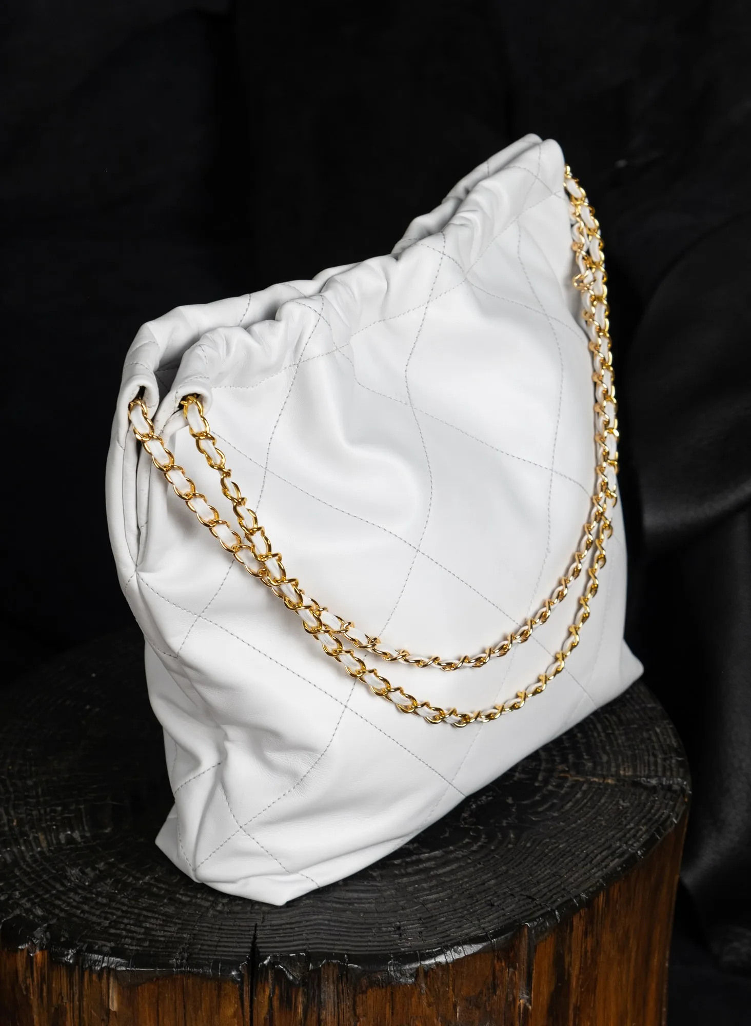 Ảnh Studio Túi tote da bò chần trám dây xích màu trắng - Koi Leather