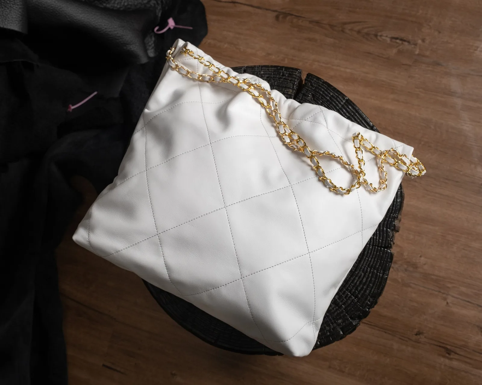 Ảnh Studio Túi tote da bò chần trám dây xích màu trắng - Koi Leather