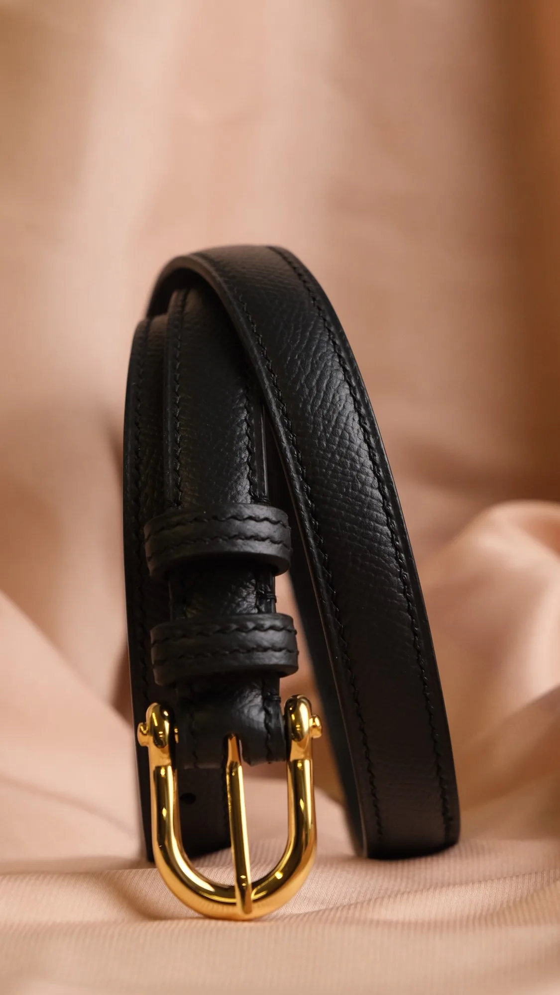 Ảnh Studio Dây lưng nữ da Epsom màu đen khóa móng ngựa bo cong - Koi Leather