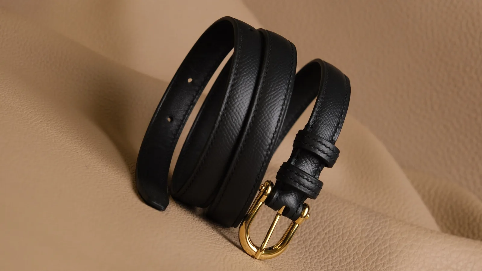 Ảnh Studio Dây lưng nữ da Epsom màu đen khóa móng ngựa bo cong - Koi Leather