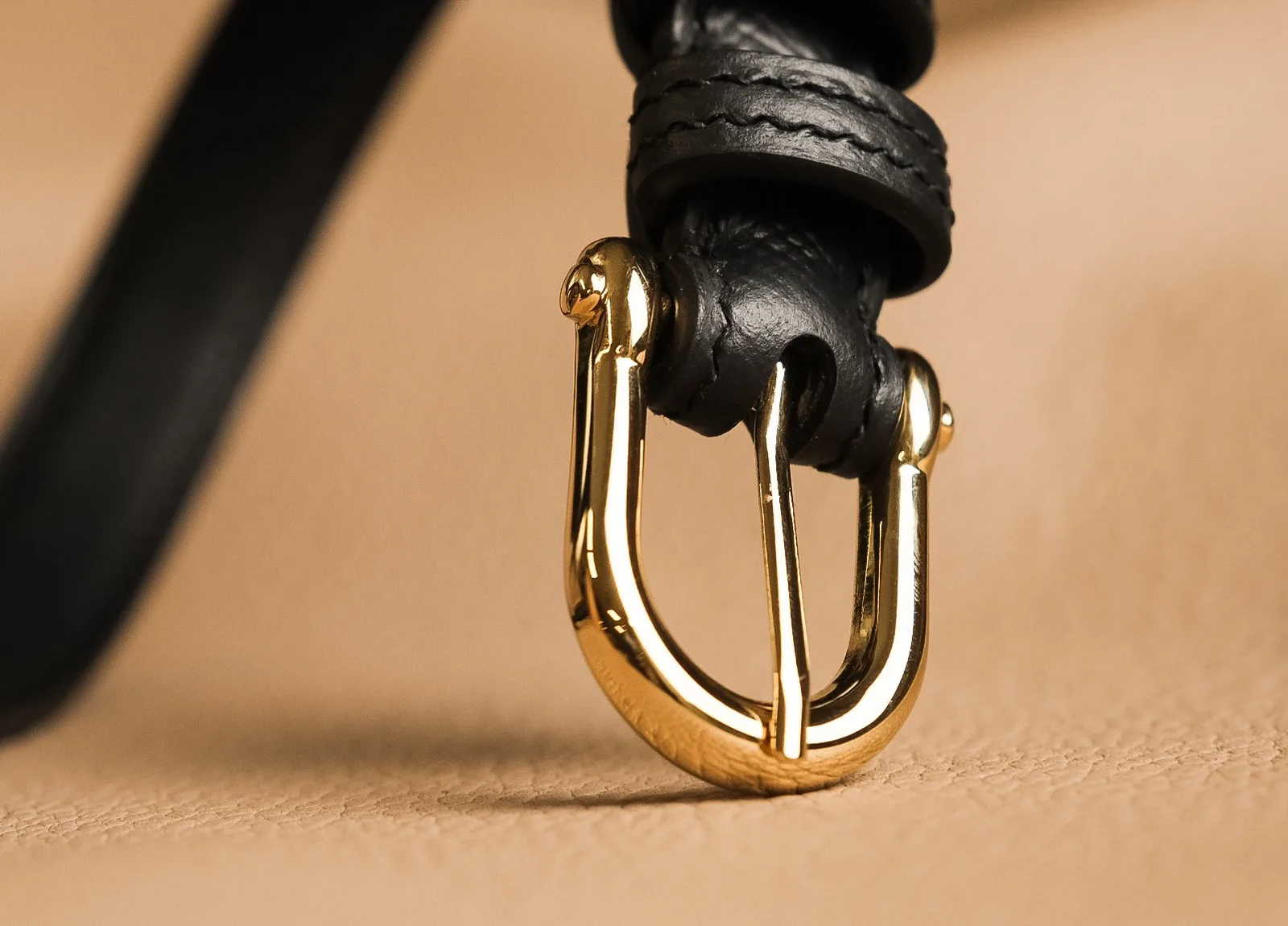 Ảnh Studio Dây lưng nữ da Epsom màu đen khóa móng ngựa bo cong - Koi Leather