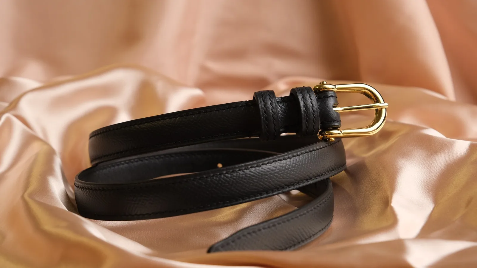 Ảnh Studio Dây lưng nữ da Epsom màu đen khóa móng ngựa bo cong - Koi Leather