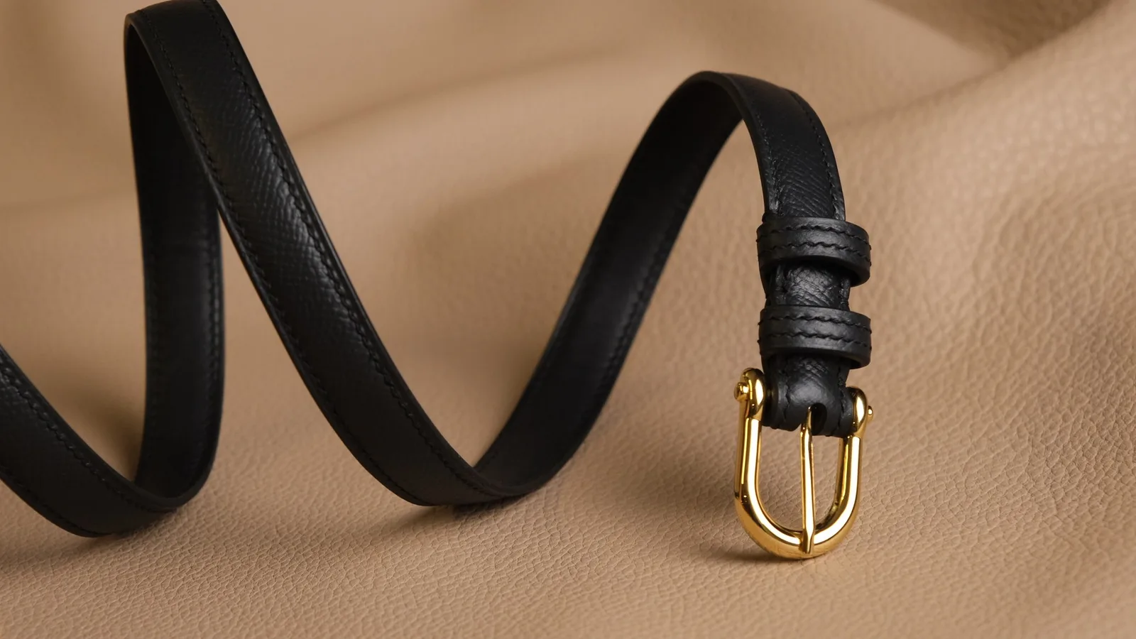 Ảnh Studio Dây lưng nữ da Epsom màu đen khóa móng ngựa bo cong - Koi Leather