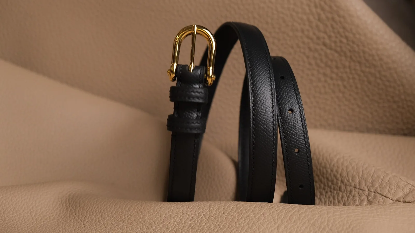 Ảnh Studio Dây lưng nữ da Epsom màu đen khóa móng ngựa bo cong - Koi Leather