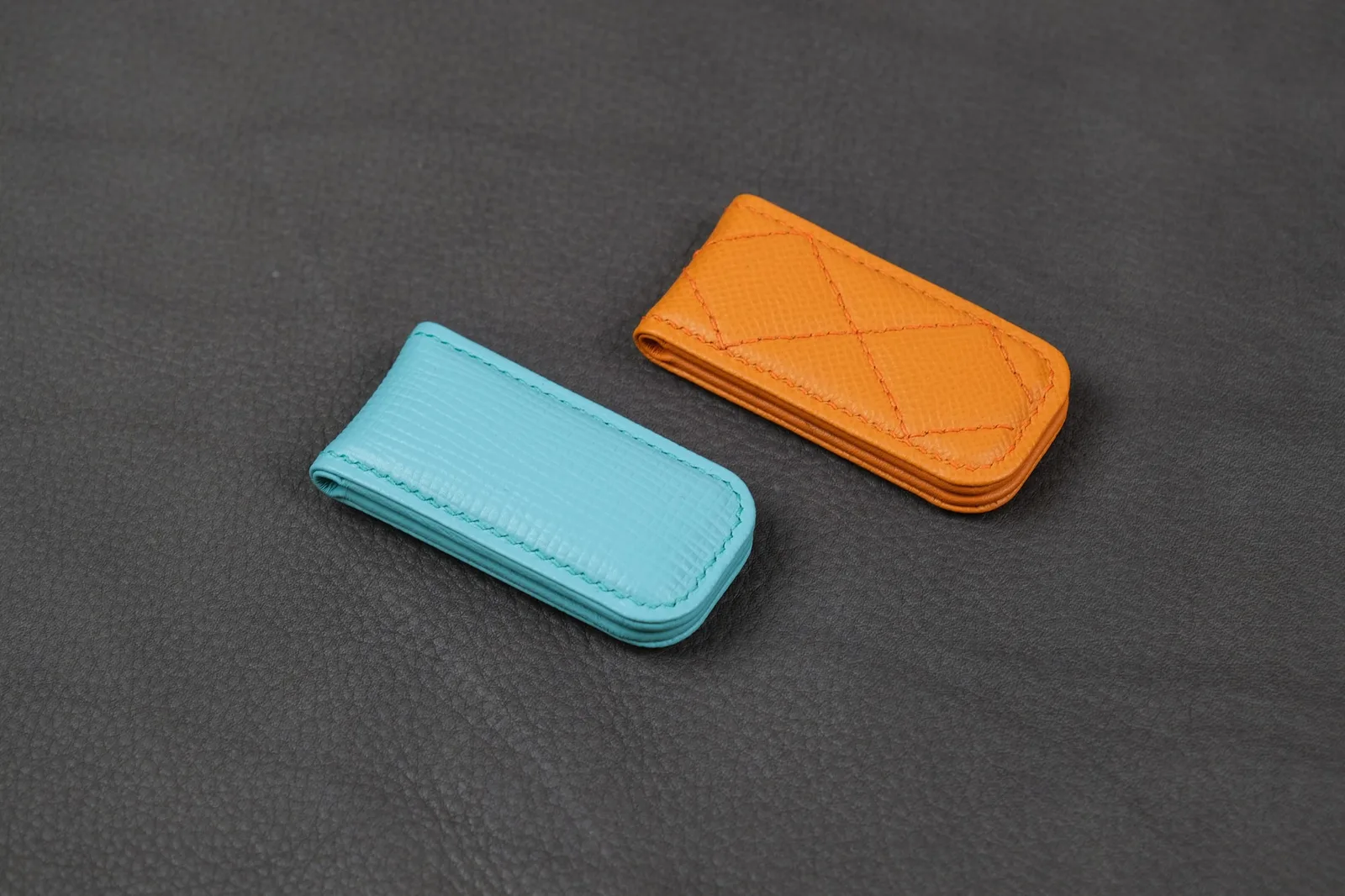 Ảnh Studio Kẹp tiền nam châm bọc da Epsom màu cam và xanh ngọc - Koi Leather