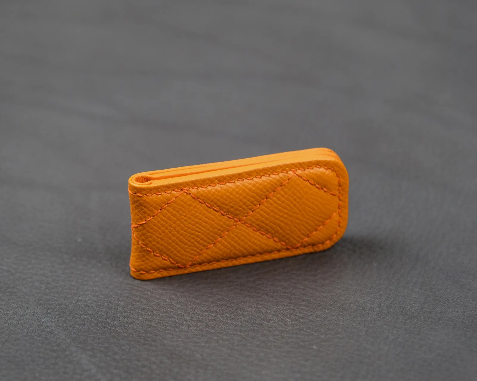 Ảnh Studio Kẹp tiền nam châm bọc da Epsom màu cam và xanh ngọc - Koi Leather