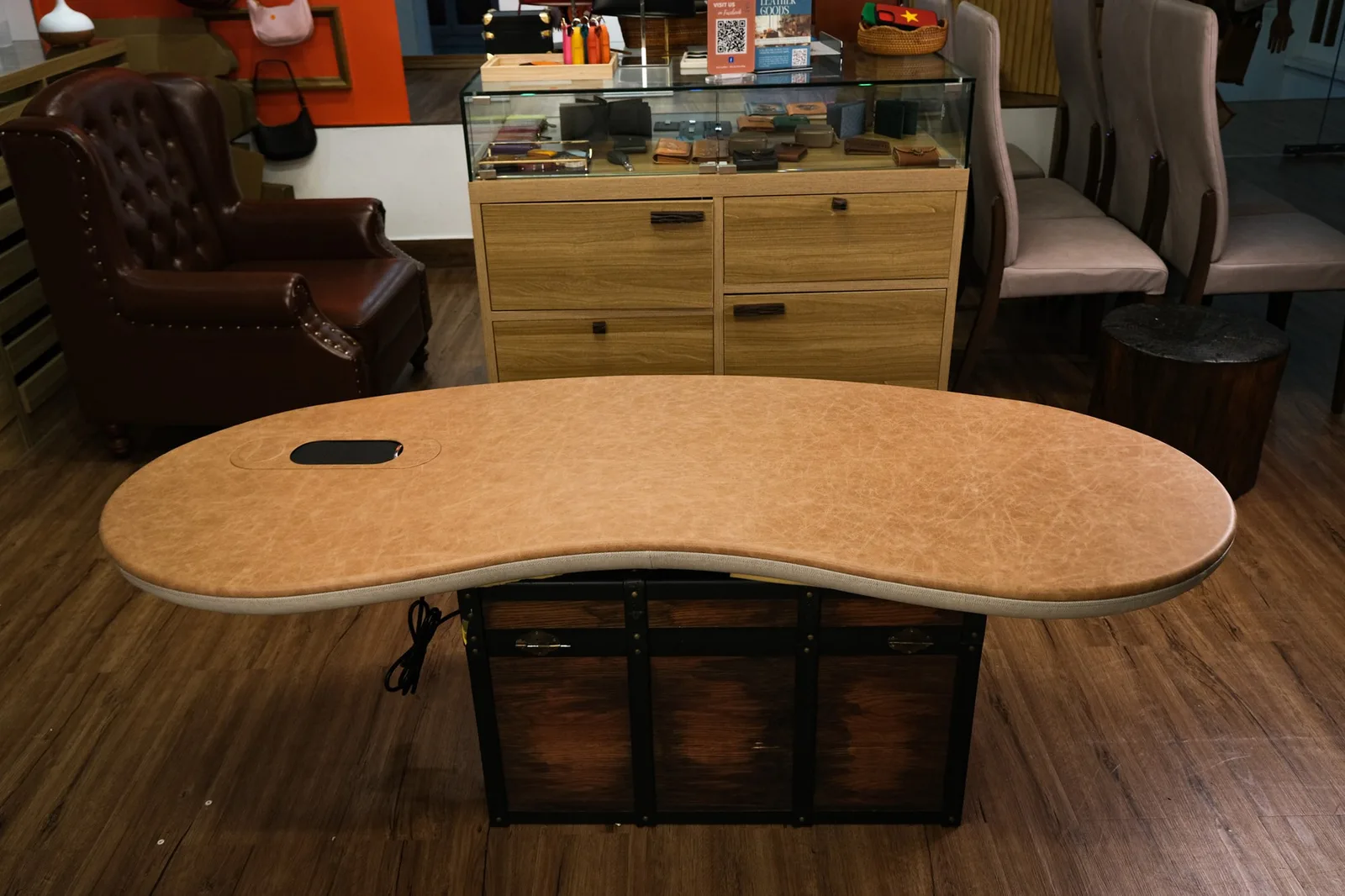 Ảnh Studio Mặt bàn làm việc bọc da Pueblo dáng hạt đậu - Koi Leather