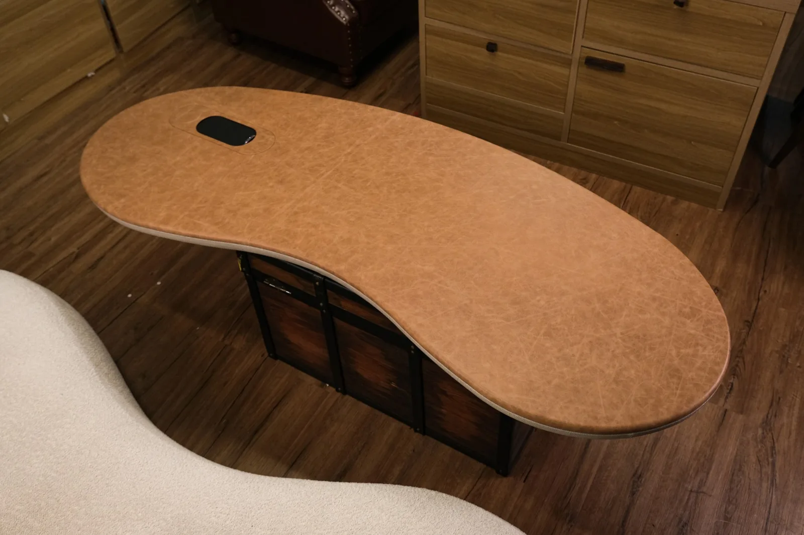 Ảnh Studio Mặt bàn làm việc bọc da Pueblo dáng hạt đậu - Koi Leather