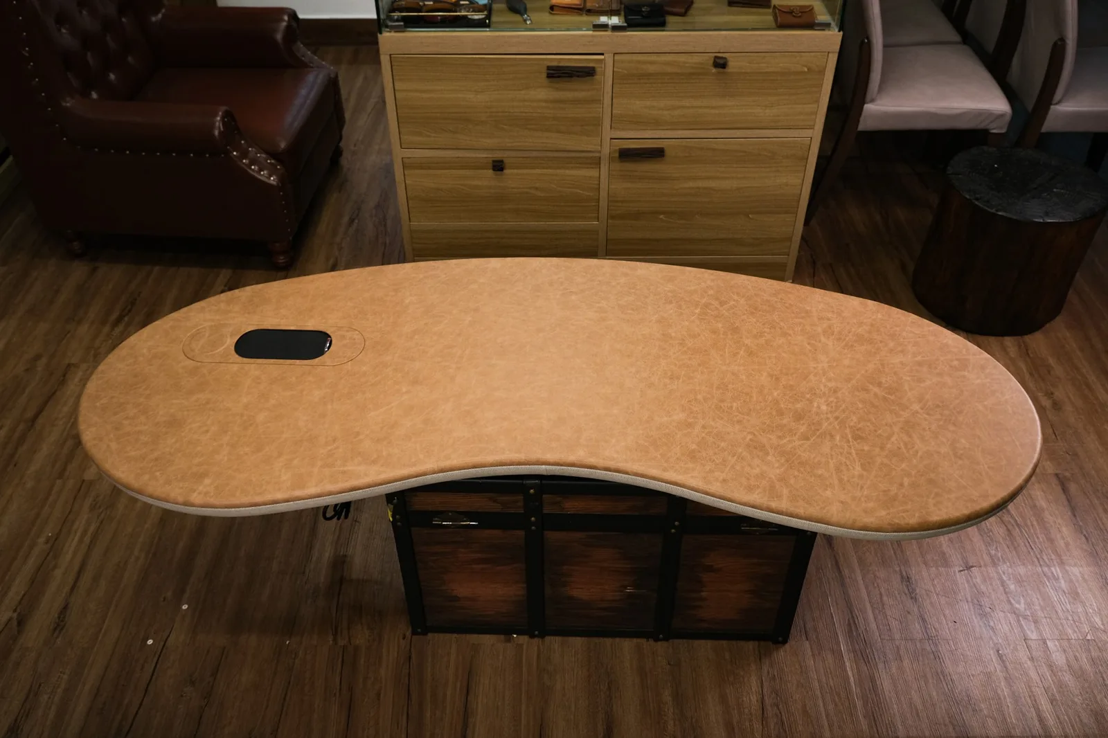 Ảnh Studio Mặt bàn làm việc bọc da Pueblo dáng hạt đậu - Koi Leather