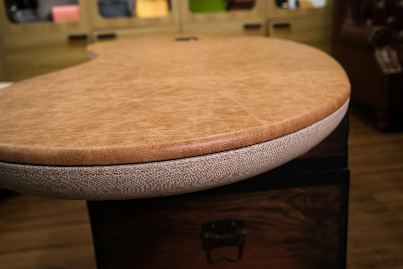 Ảnh Studio Mặt bàn làm việc bọc da Pueblo dáng hạt đậu - Koi Leather