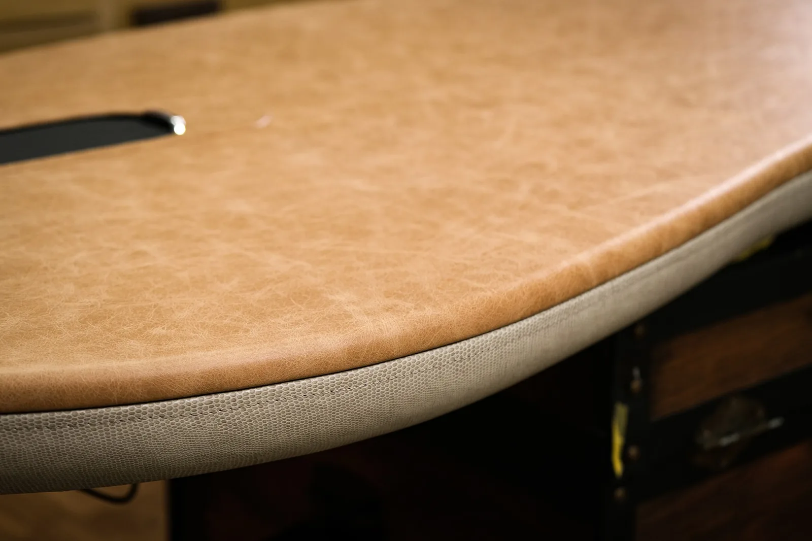 Ảnh Studio Mặt bàn làm việc bọc da Pueblo dáng hạt đậu - Koi Leather