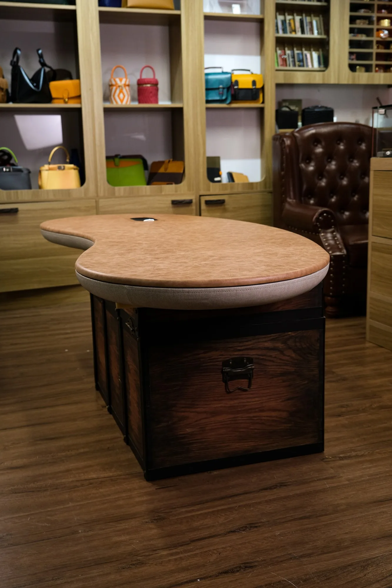 Ảnh Studio Mặt bàn làm việc bọc da Pueblo dáng hạt đậu - Koi Leather