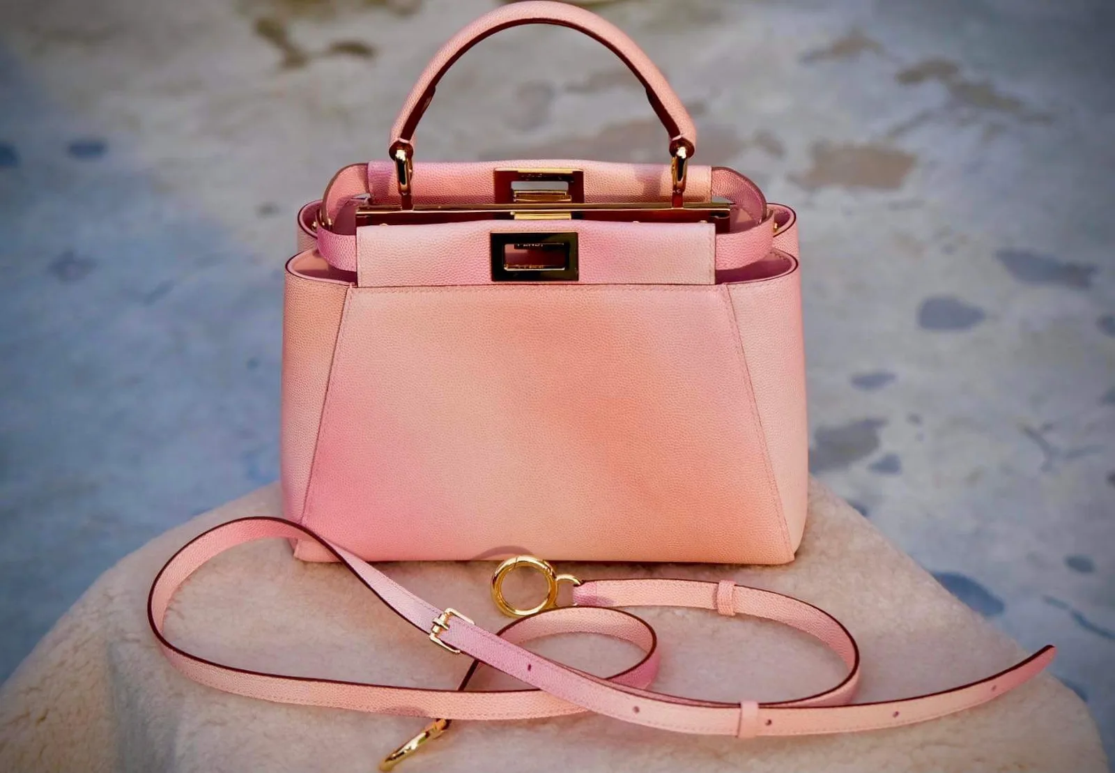 Ảnh Studio Túi xách da Saffiano màu hồng ombre dáng khoá vặn - Koi Leather