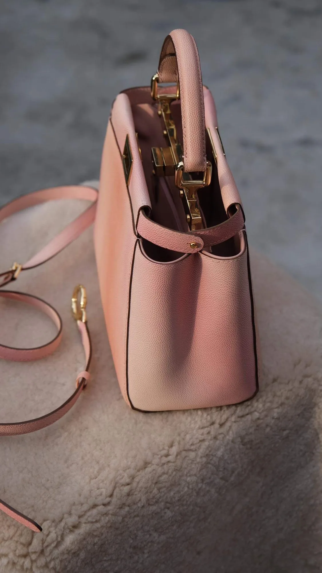 Ảnh Studio Túi xách da Saffiano màu hồng ombre dáng khoá vặn - Koi Leather