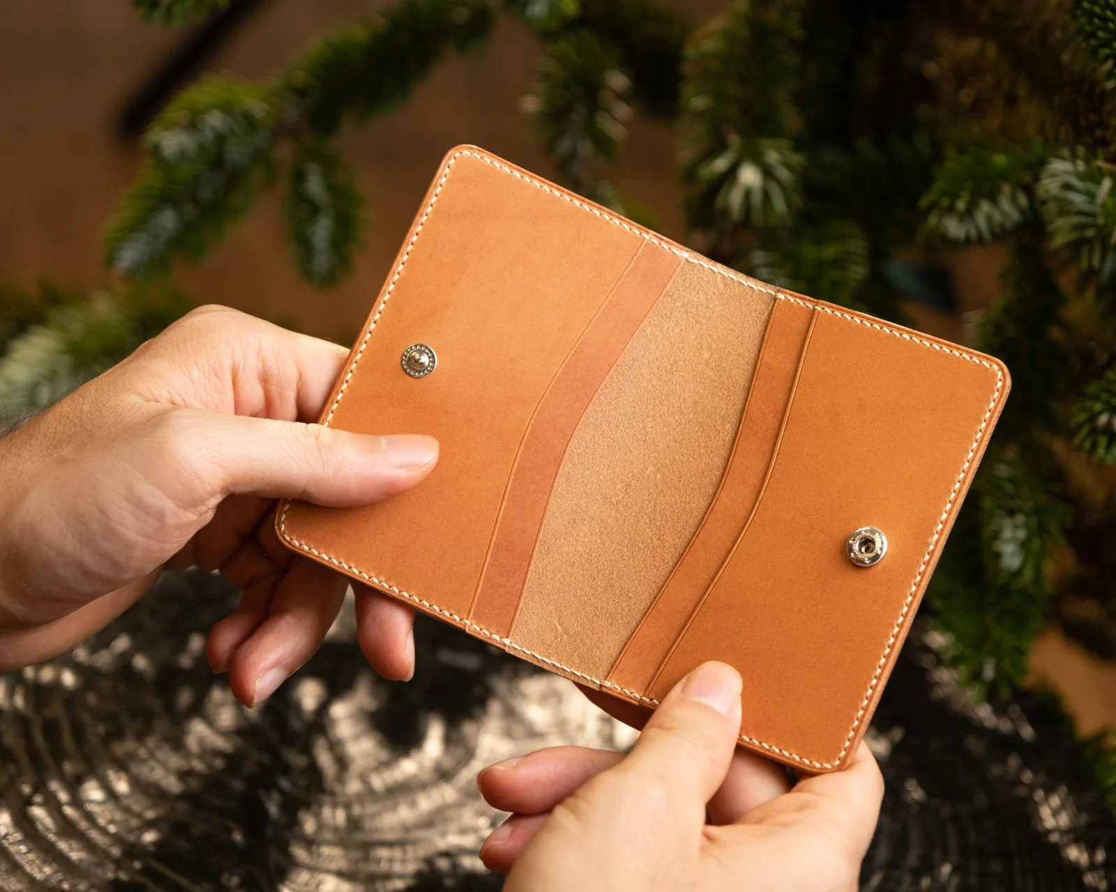 Ảnh Lifestyle Ví đựng thẻ da bò thảo mộc vẽ tay Giáng sinh - Koi Leather