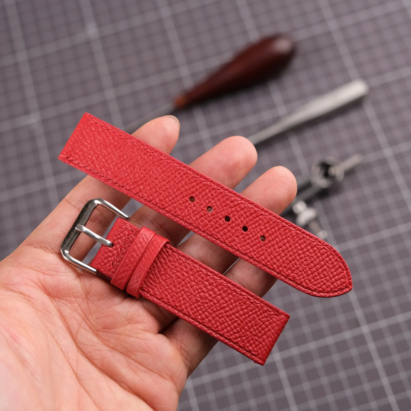 Ảnh Lifestyle Dây đồng hồ da Epsom màu đỏ bản 22mm - Koi Leather