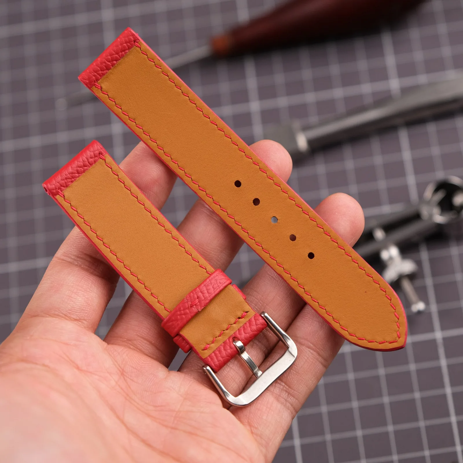 Ảnh Lifestyle Dây đồng hồ da Epsom màu đỏ bản 22mm - Koi Leather
