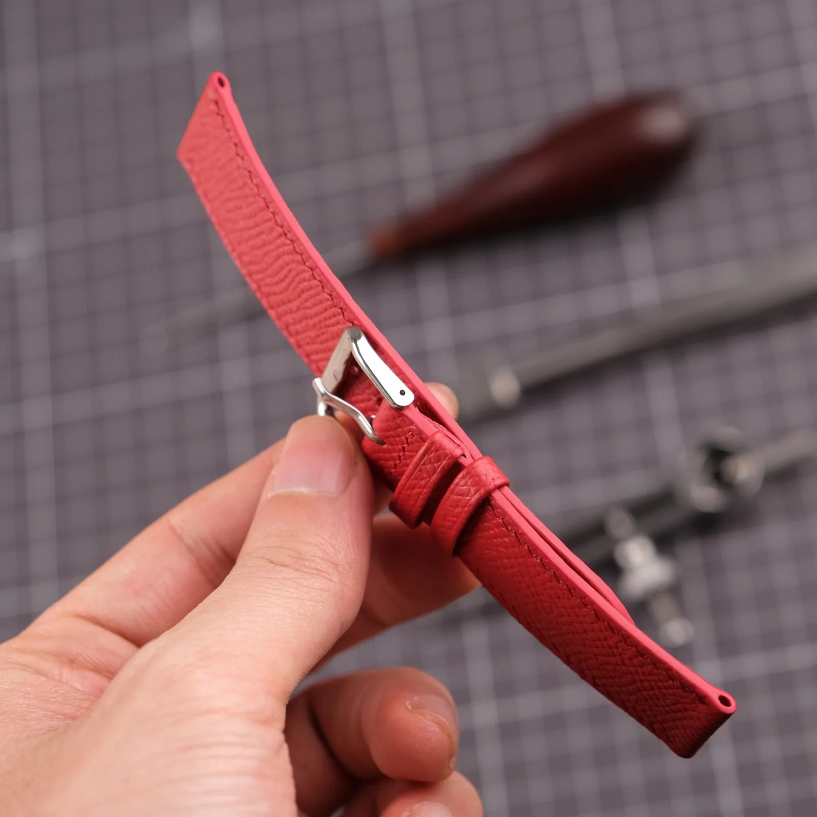 Ảnh Lifestyle Dây đồng hồ da Epsom màu đỏ bản 22mm - Koi Leather