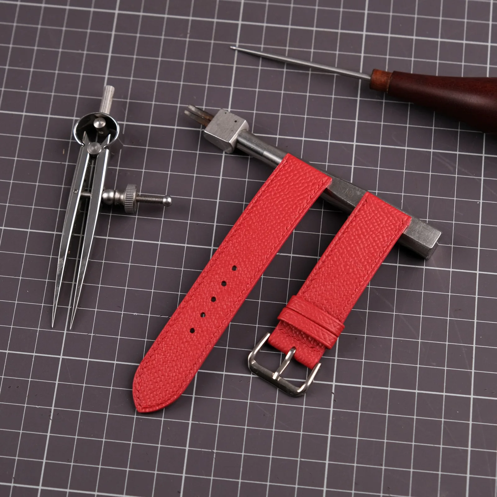 Ảnh Chế tác Dây đồng hồ da Epsom màu đỏ bản 22mm - Koi Leather