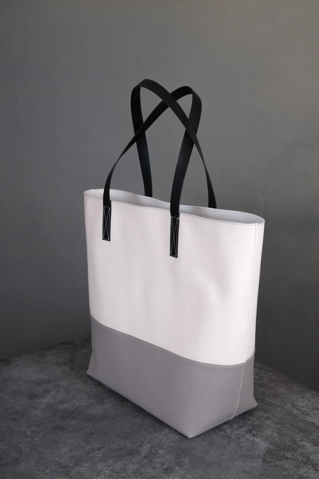 Ảnh Studio Túi tote da phối hai màu trắng xám - Koi Leather