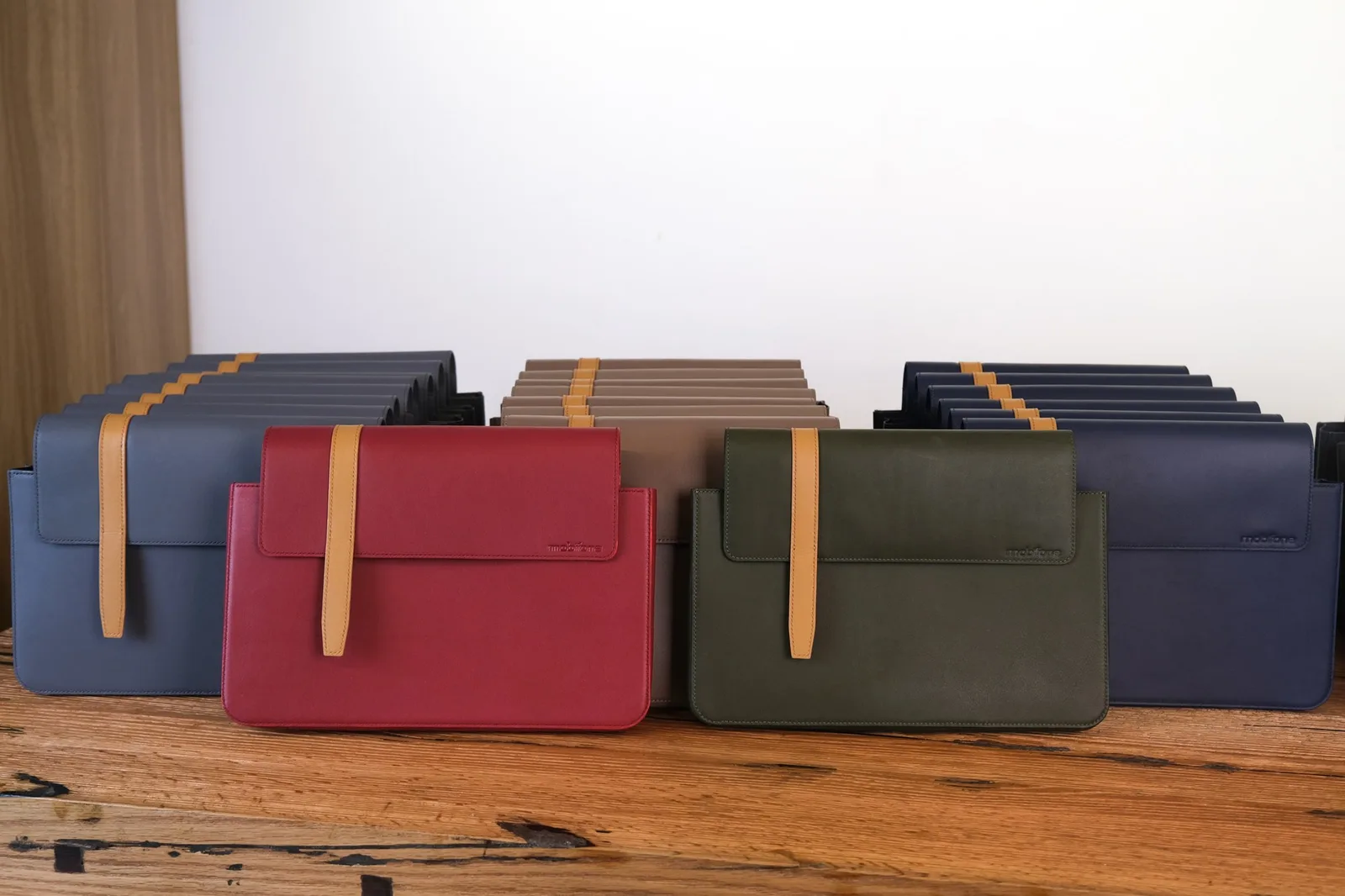 Ảnh Studio Clutch da dáng phong thư phối quai cài da mộc - Koi Leather