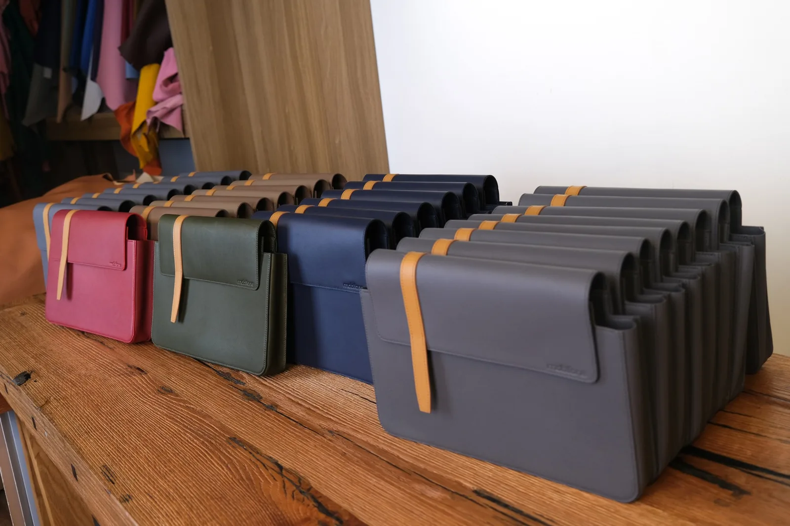 Ảnh Studio Clutch da dáng phong thư phối quai cài da mộc - Koi Leather