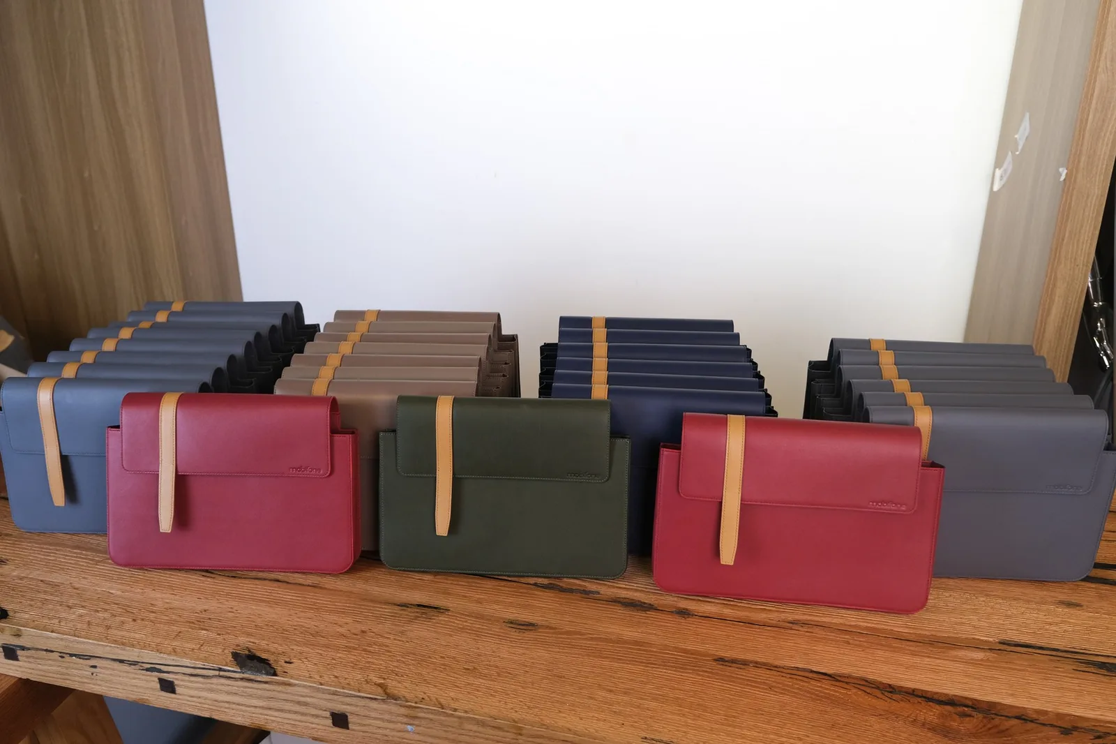 Ảnh Studio Clutch da dáng phong thư phối quai cài da mộc - Koi Leather