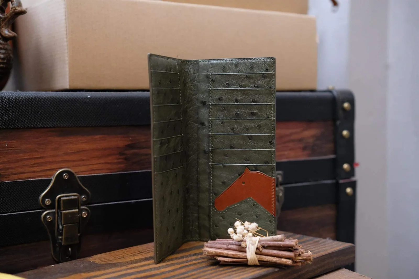 Ảnh Studio Ví dài da đà điểu xanh rêu hoạ tiết đầu ngựa - Koi Leather