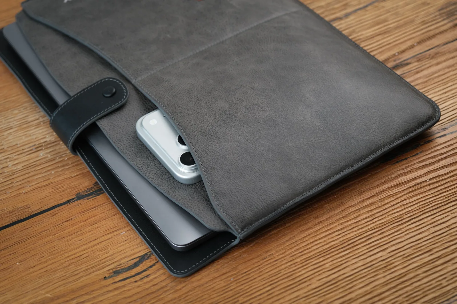 Ảnh Studio Bao da laptop 14 inch da bò phối xám đen có ngăn thẻ - Koi Leather