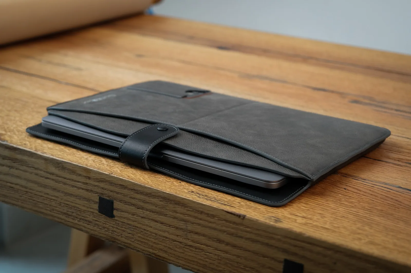 Ảnh Studio Bao da laptop 14 inch da bò phối xám đen có ngăn thẻ - Koi Leather
